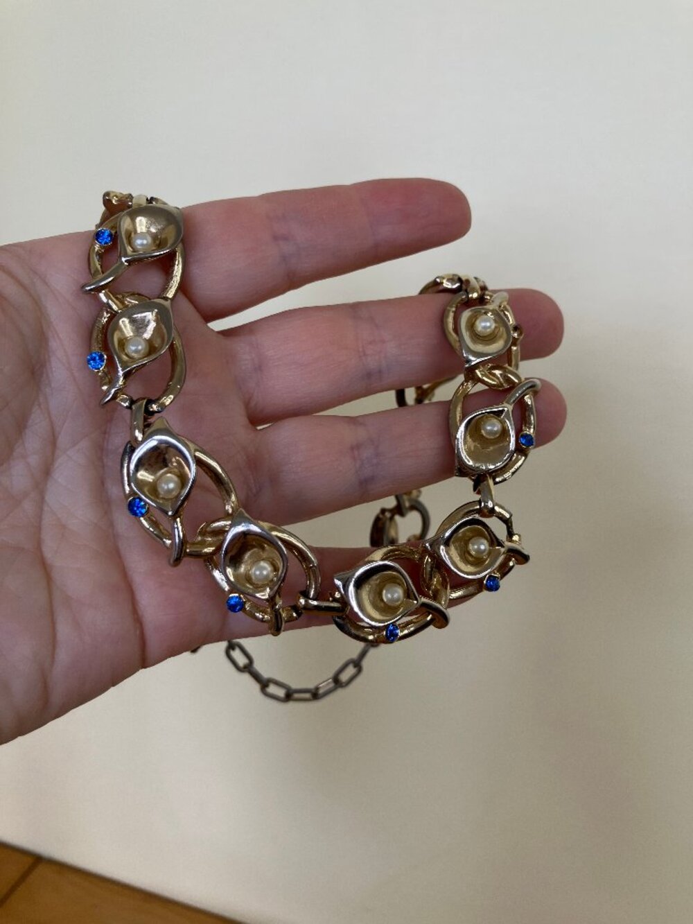 Calla Lily Floral Necklace Faux Pearl & Blue Rhinestone Vintage Gold-Tone 60s - Picture 7 of 8